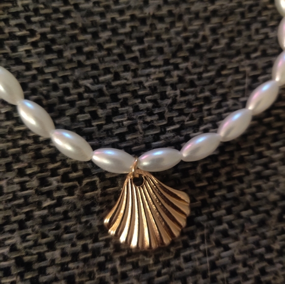 Elegant Pearl Bracelet with Gold Shell Charm - Picture 2 of 2